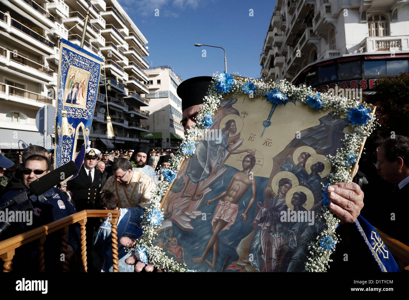 Thessaloniki, Griechenland. 6. Januar 2013. Priester trägt das heilige Symbol für die Zeremonie der Erscheinung des Herrn, das Wasser zu segnen, im nördlichen Griechenland Stadt Thessaloniki.Similar Zeremonien zum Dreikönigstag Tag fanden in ganz Griechenland am Flussufer, Meeresküsten und Seen. Ein orthodoxer Priester ein Kreuz ins Wasser wirft und Schwimmer Rennen der erste, es abzurufen. Stockfoto