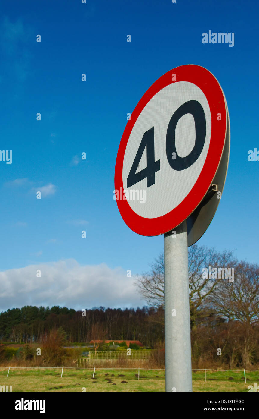 UK 40 km/h Höchstgeschwindigkeit Zeichen auf einer Landstraße ...