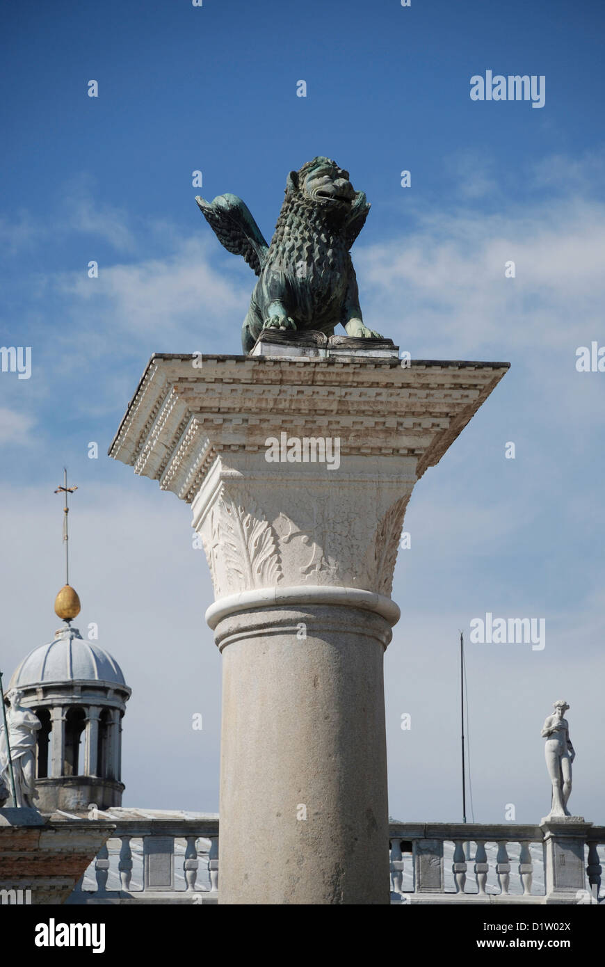 Löwe von San Marco auf eine Säule in der St.-Markus Platz in Venedig. Stockfoto