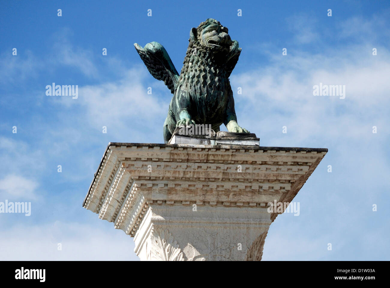 Löwe von San Marco auf eine Säule in der St.-Markus Platz in Venedig. Stockfoto
