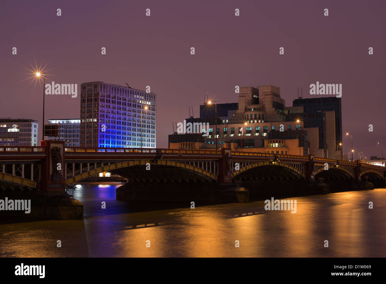 Vauxhall Bridge bei Nacht Stockfoto