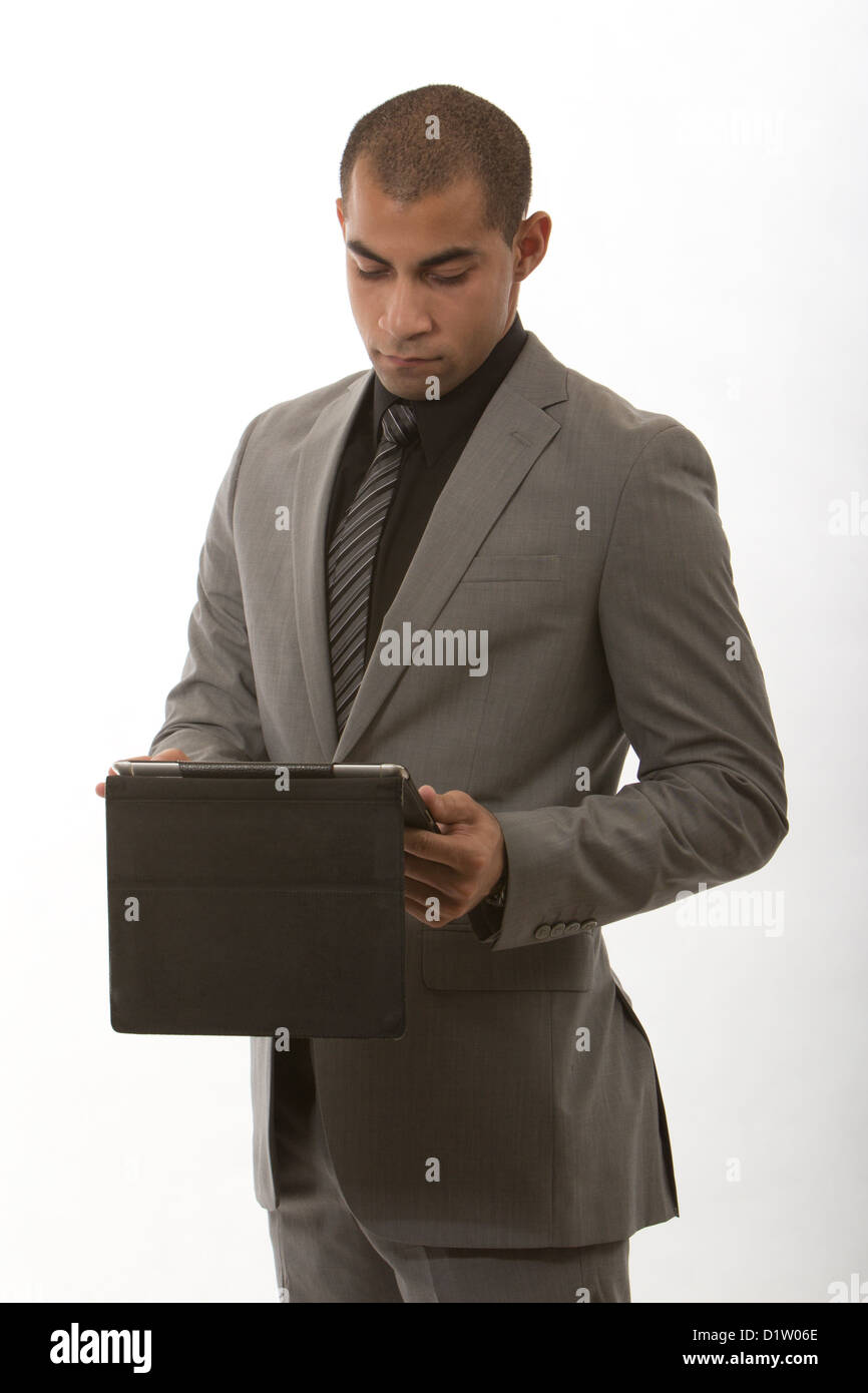 Junge afrikanische amerikanische schwarze Geschäftsmann im Anzug Stockfoto
