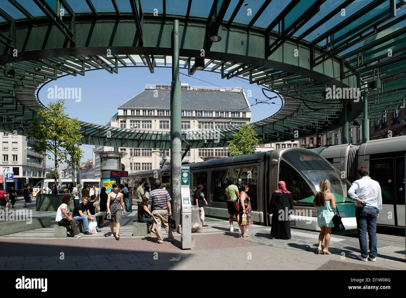Straßburg, Frankreich, Passagiere und Dach Bau an der Haltestelle Homme de Fer Stockfoto