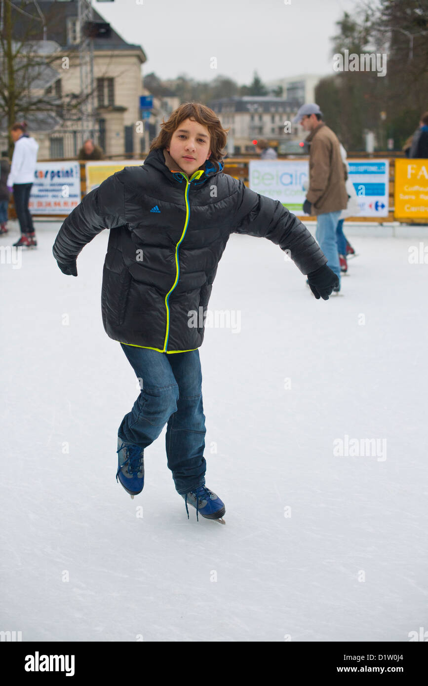 Ein Teenager in Rambouillet Stadt Eisbahn Schlittschuh platziert auf dem Marktplatz Stockfoto