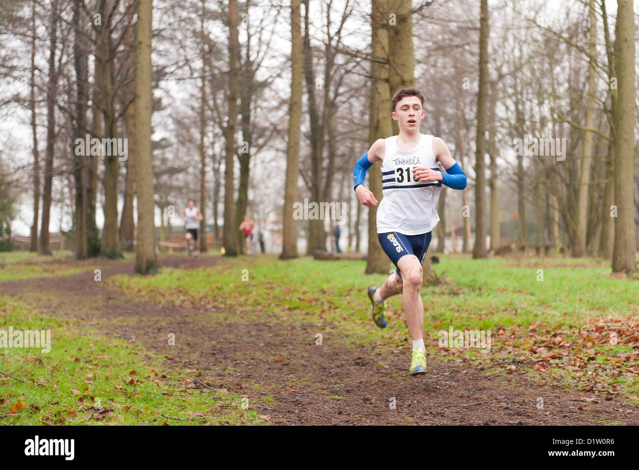 Kent Cross Country Meisterschaften unter 17 jungen Jugend läuft auf Trail-Pfad durch Wald im Nebel und nebligen Bedingungen ausgeführt Stockfoto