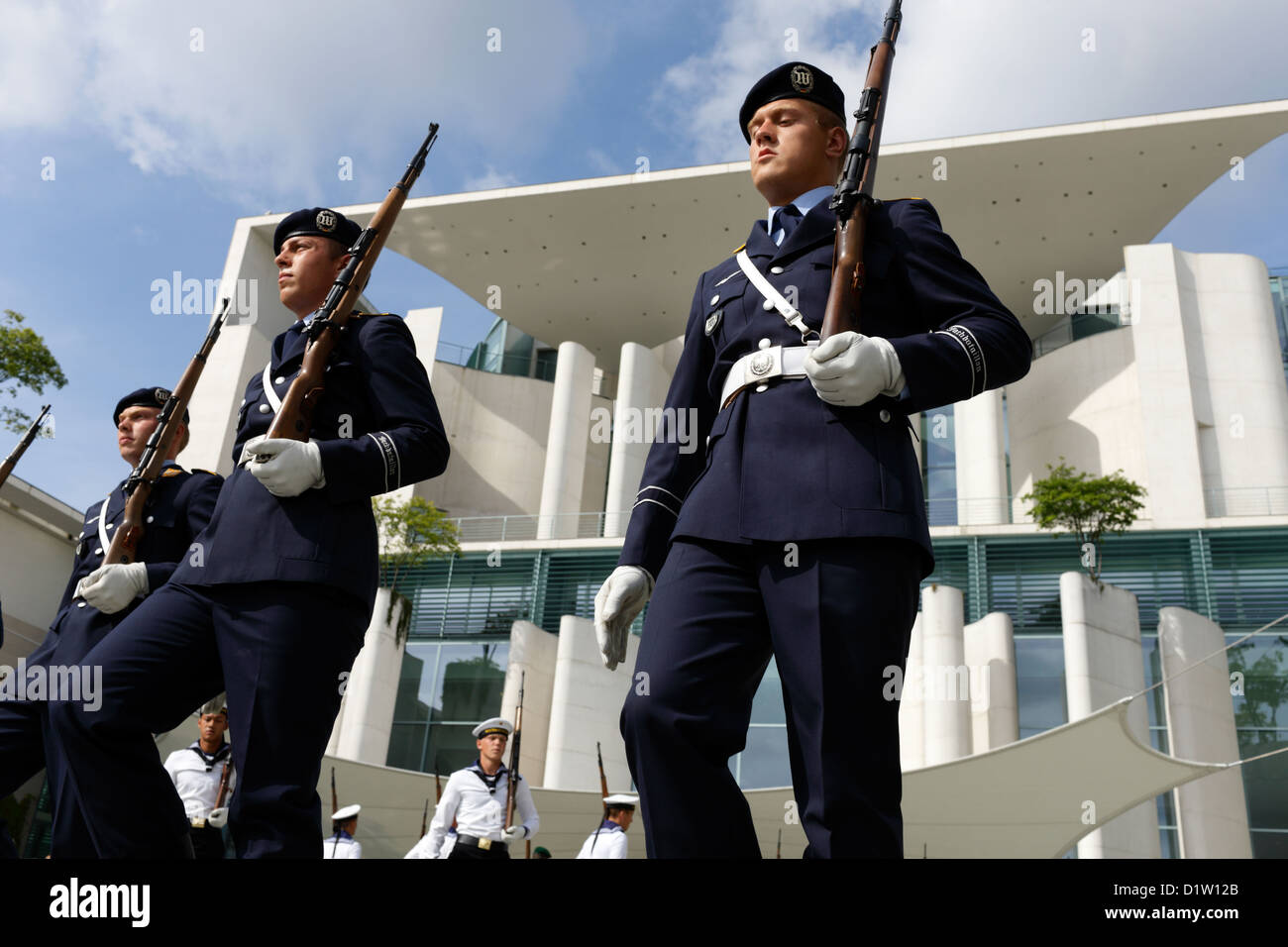 Berlin, Deutschland, militärischen Drill im Innenhof des Bundeskanzleramtes Stockfoto