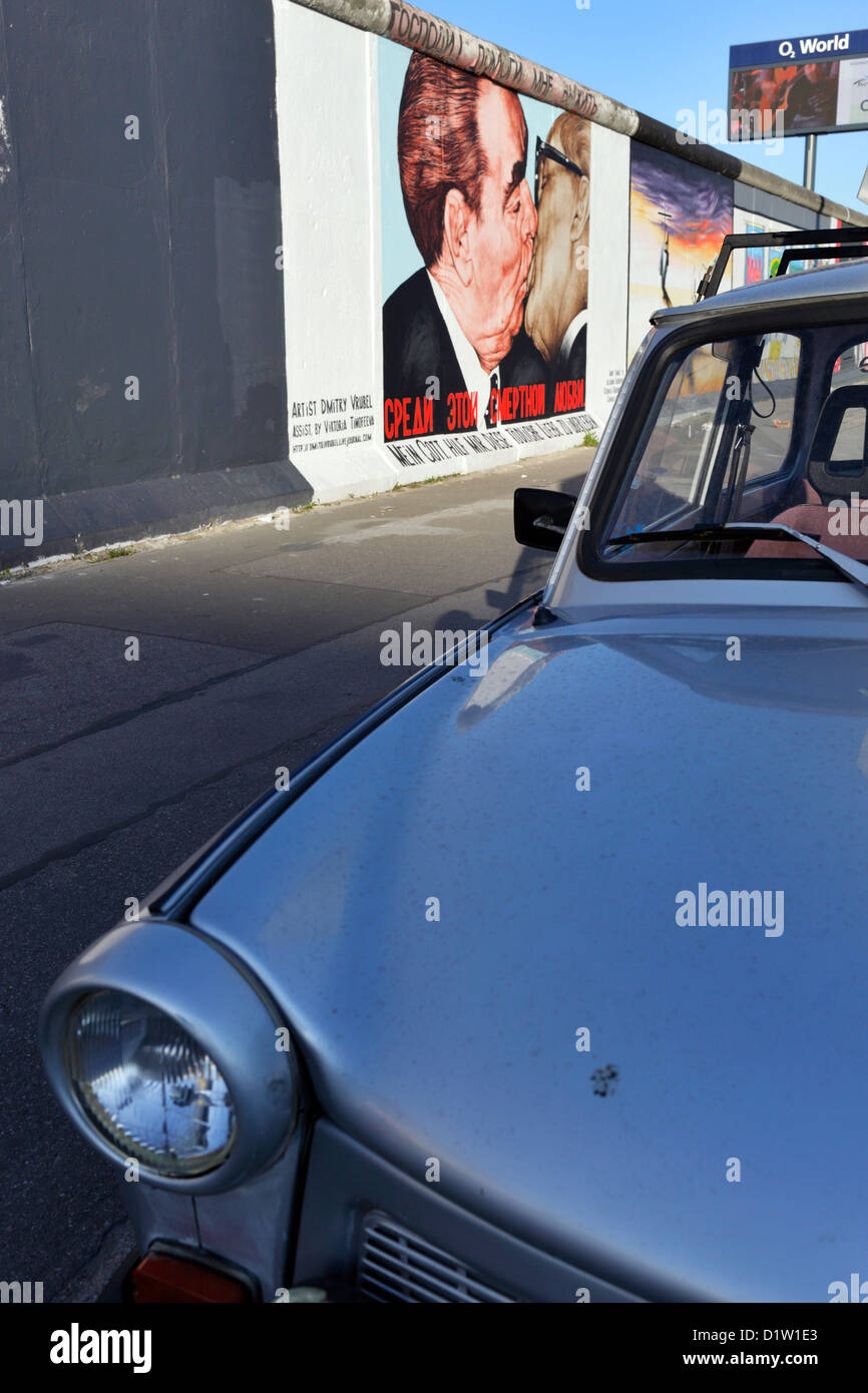 Berlin, Deutschland, der BRUDER Kuss auf die East Side Gallery, im Vordergrund ein Trabi Stockfoto