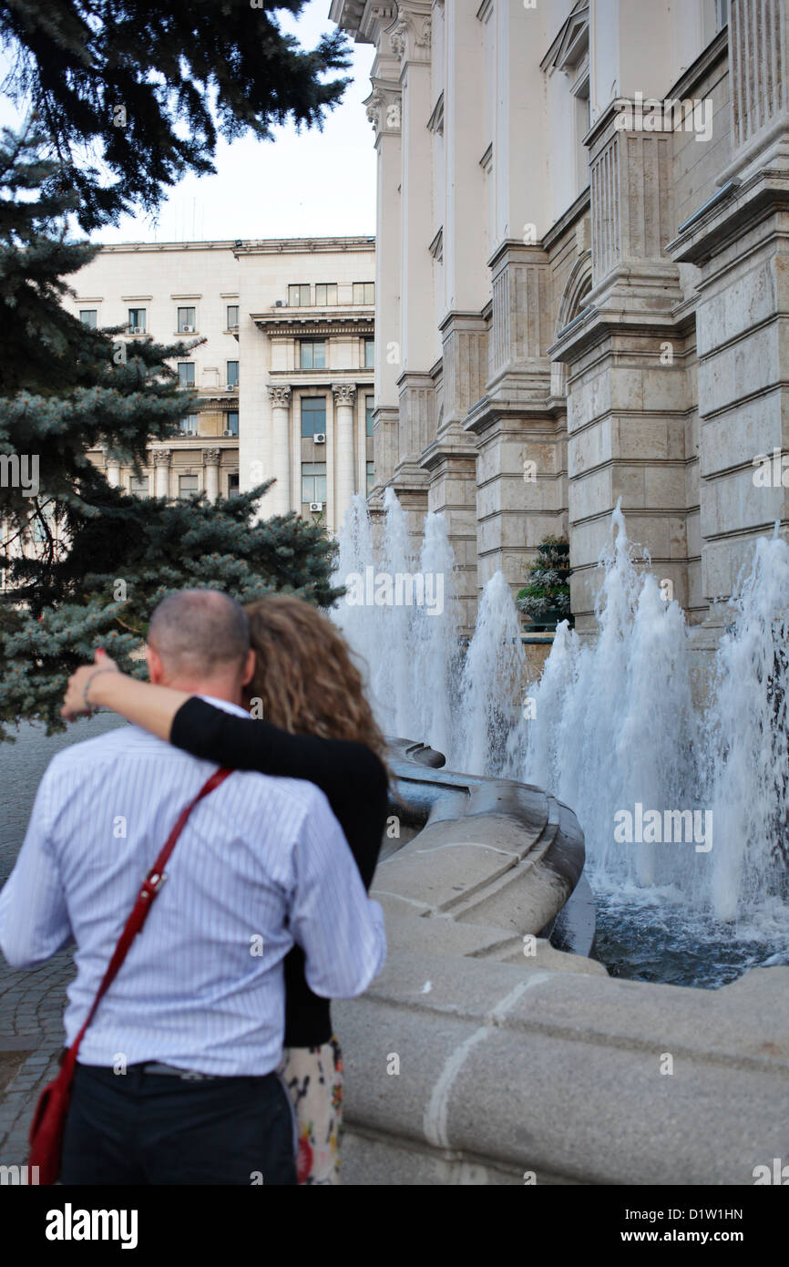 Bukarest, Rumänien, ein paar umarmt am Platz der Revolution Stockfoto