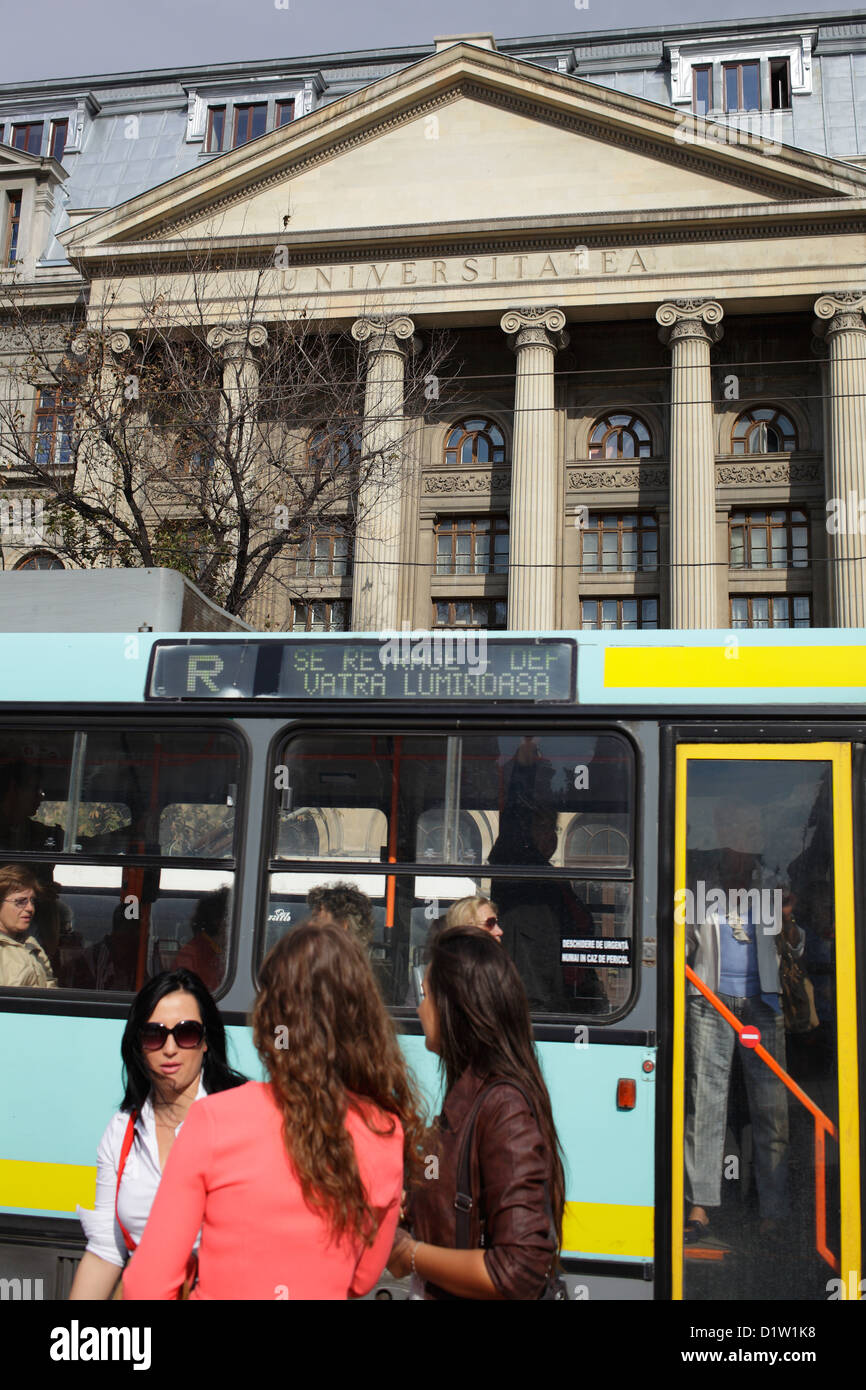 Bukarest, Rumänien, hält einen Bus vor der Universität Stockfoto