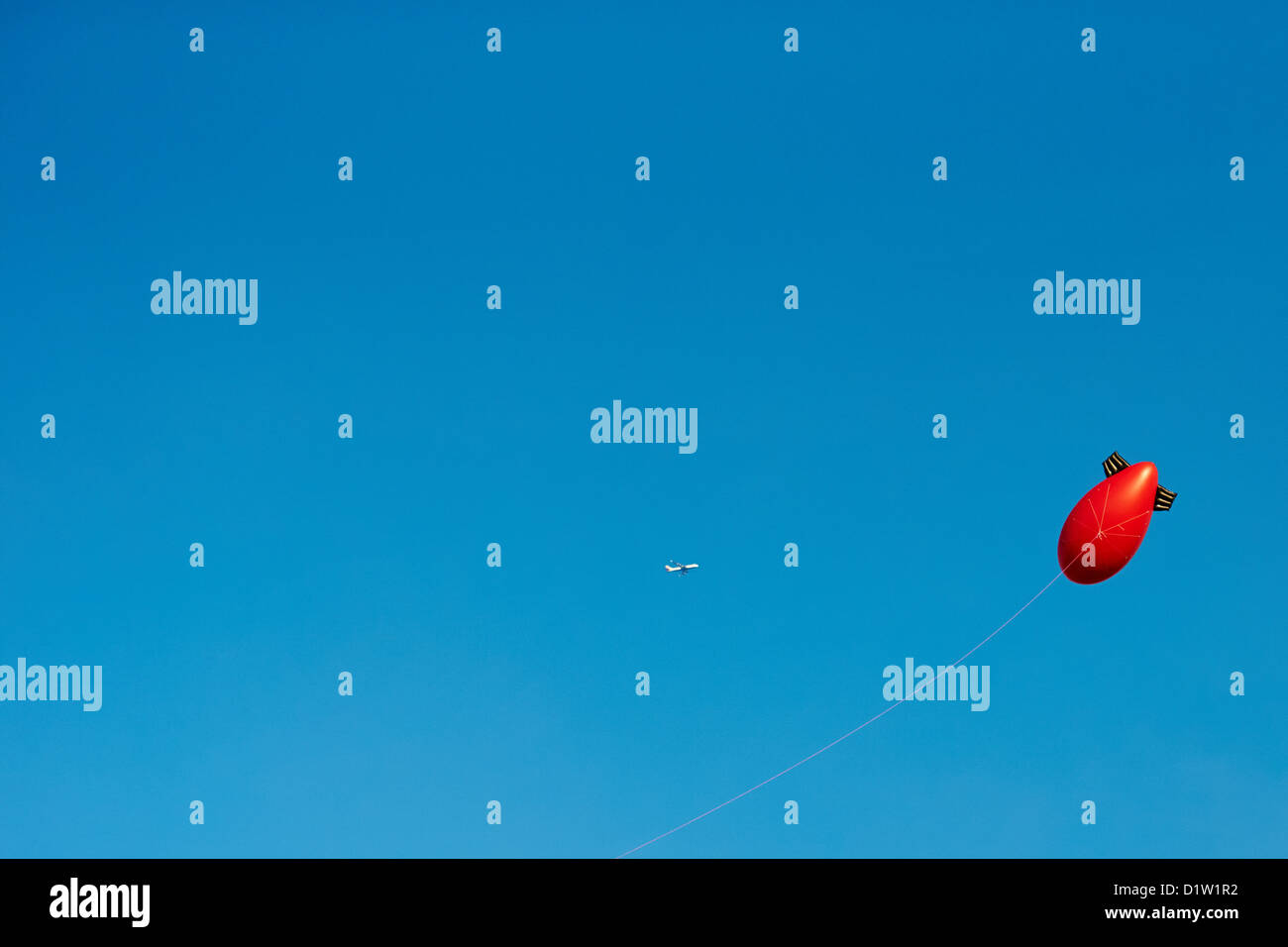 Demonstranten gegen einen Vorschlag der Wind Turbine fliegen ein Luftschiffes, um die potenziellen Sichtauswirkung markieren Stockfoto