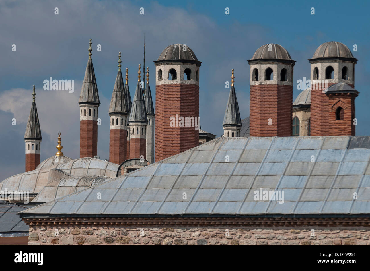 Gewölbte Dächer und Minarette des Harems in der Topkapi-Palast, Istanbul, Türkei Stockfoto