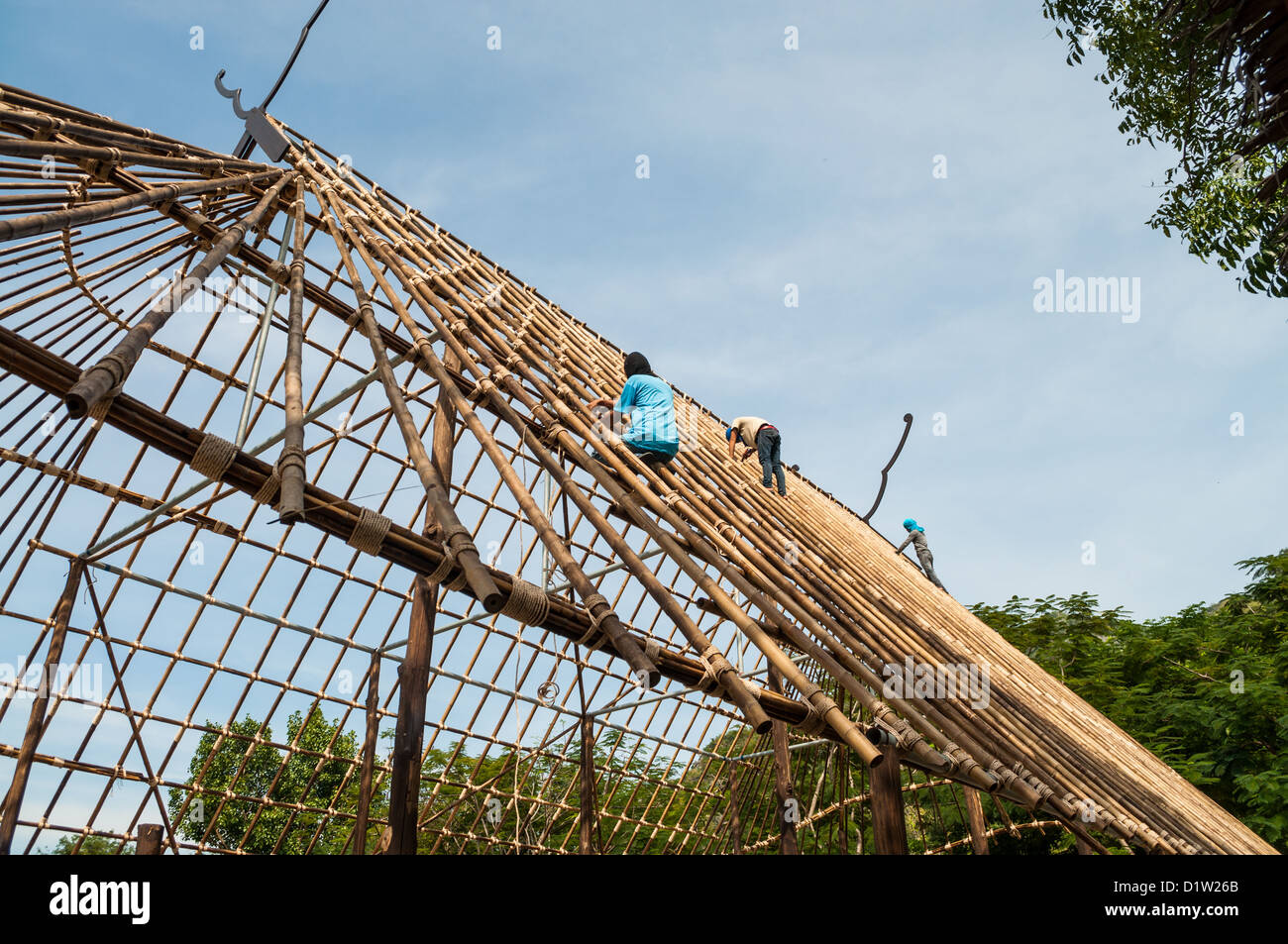 Der Bau der Dachkonstruktion, die aus Bambus hergestellt. Stockfoto