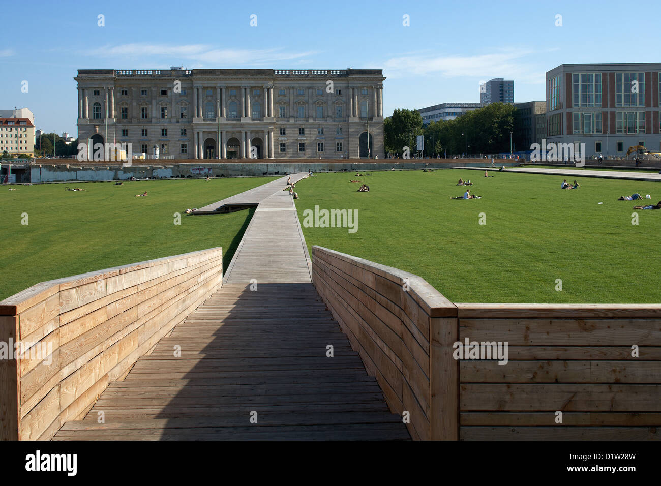 Berlin, Deutschland, Holzstege und Rampen führen zu die Rasenflaeche am Schlossplatz Stockfoto