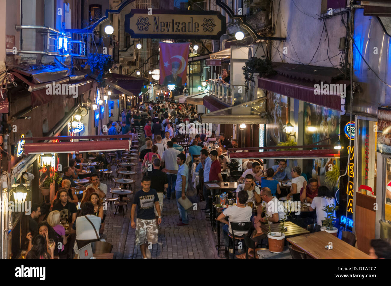 Die lebendige Nevizade Straße (Nevizade Sokak) in Beyoglu, befindet sich im modernen Teil von Istanbul, Türkei Stockfoto