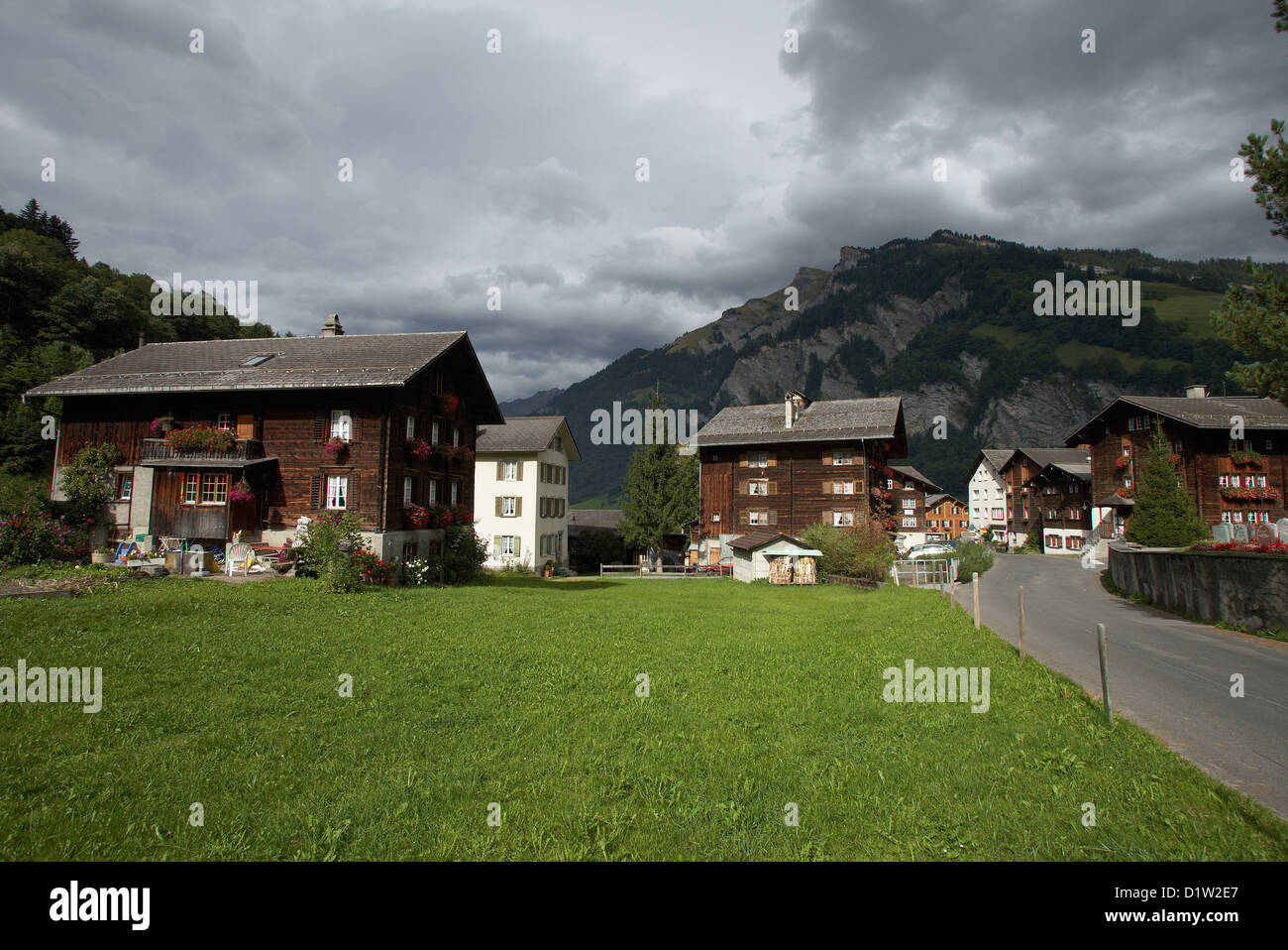 Elm, Schweiz, mit Blick auf Elm mit seinen historischen Häusern Stockfoto