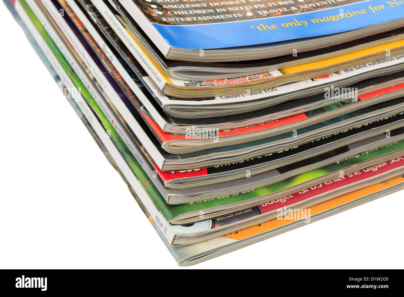 Ein Haufen verschiedener Zeitschriften auf einem einfarbigen weißen Hintergrund. GROSSBRITANNIEN Stockfoto