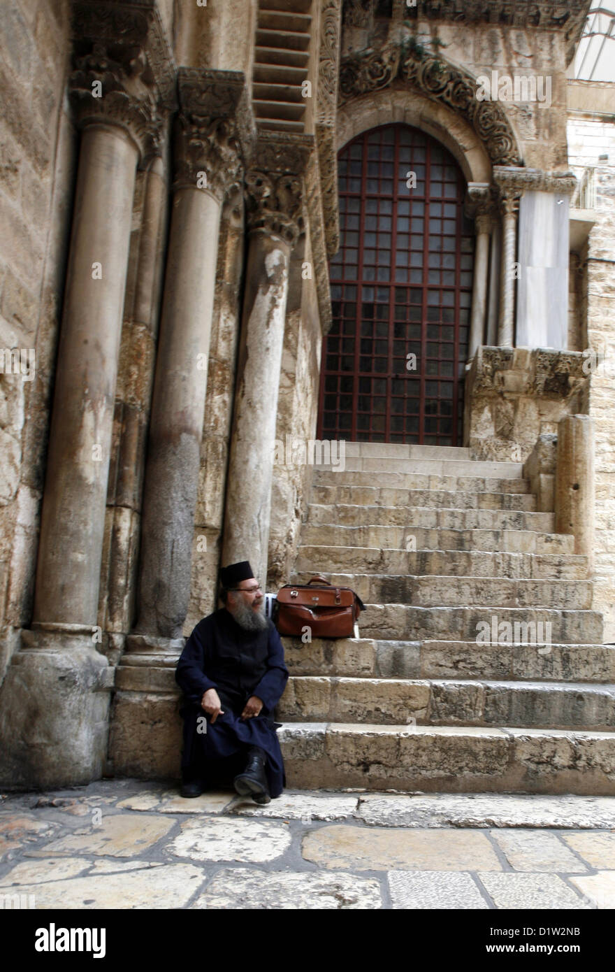 6. Januar 2013 - Jerusalem, Jerusalem, Palästina - ein Mitglied der orthodoxen Geistlichkeit sitzt vor Auferstehungs-Kirche im Jerusalemer Altstadt während der östlichen orthodoxen Weihnachten, 6. Januar 2013 (Credit-Bild: © Mahfouz Abu Türke/APA Images/ZUMAPRESS.com) Stockfoto