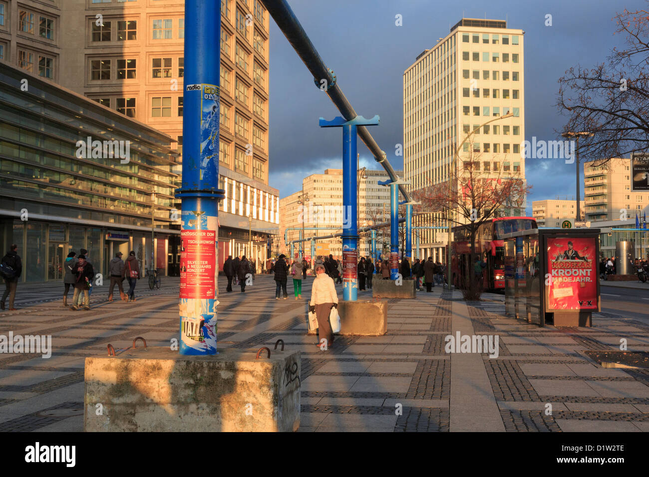 Straßenszene mit oberirdischen Leitungen entlang Gruner Straße, Alexanderplatz, Berlin Mitte, Deutschland, Europa Stockfoto