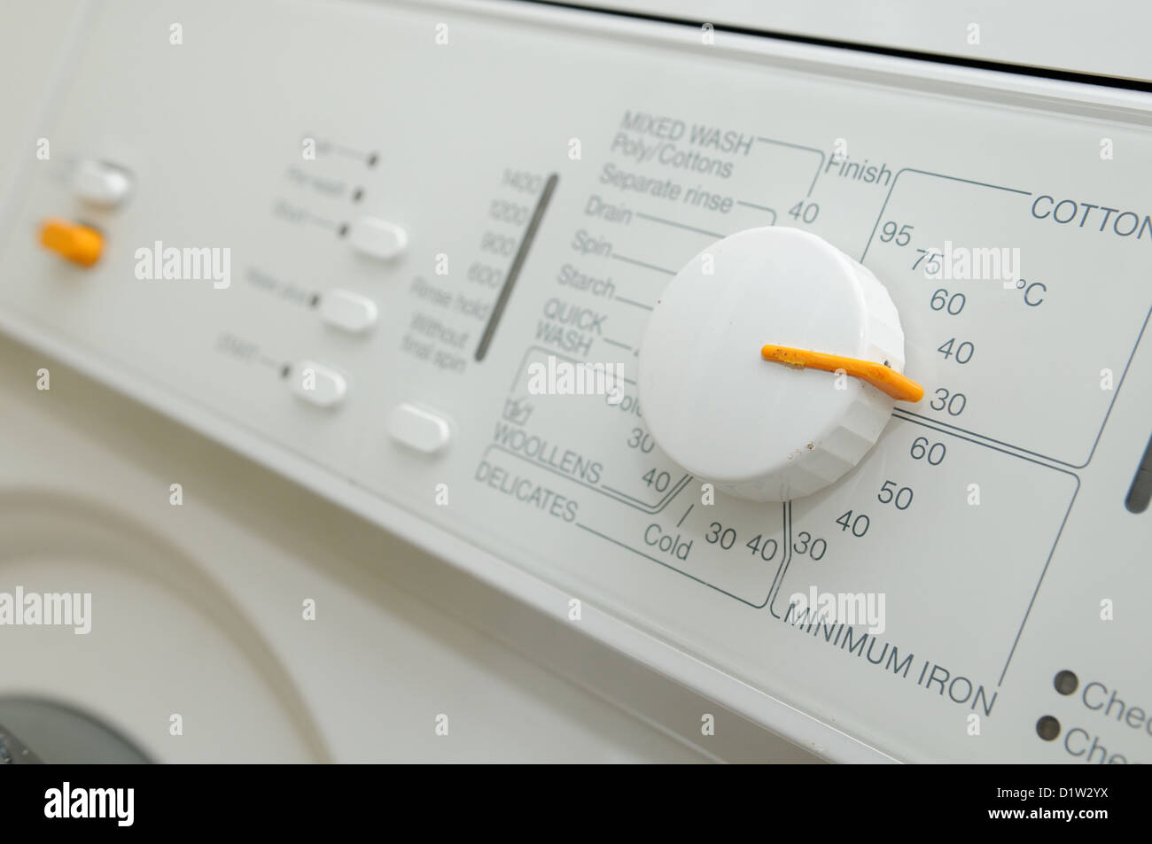 Wählen Sie auf 30 Grad und Steuerelemente auf einer weißen automatische Waschmaschine Stockfoto