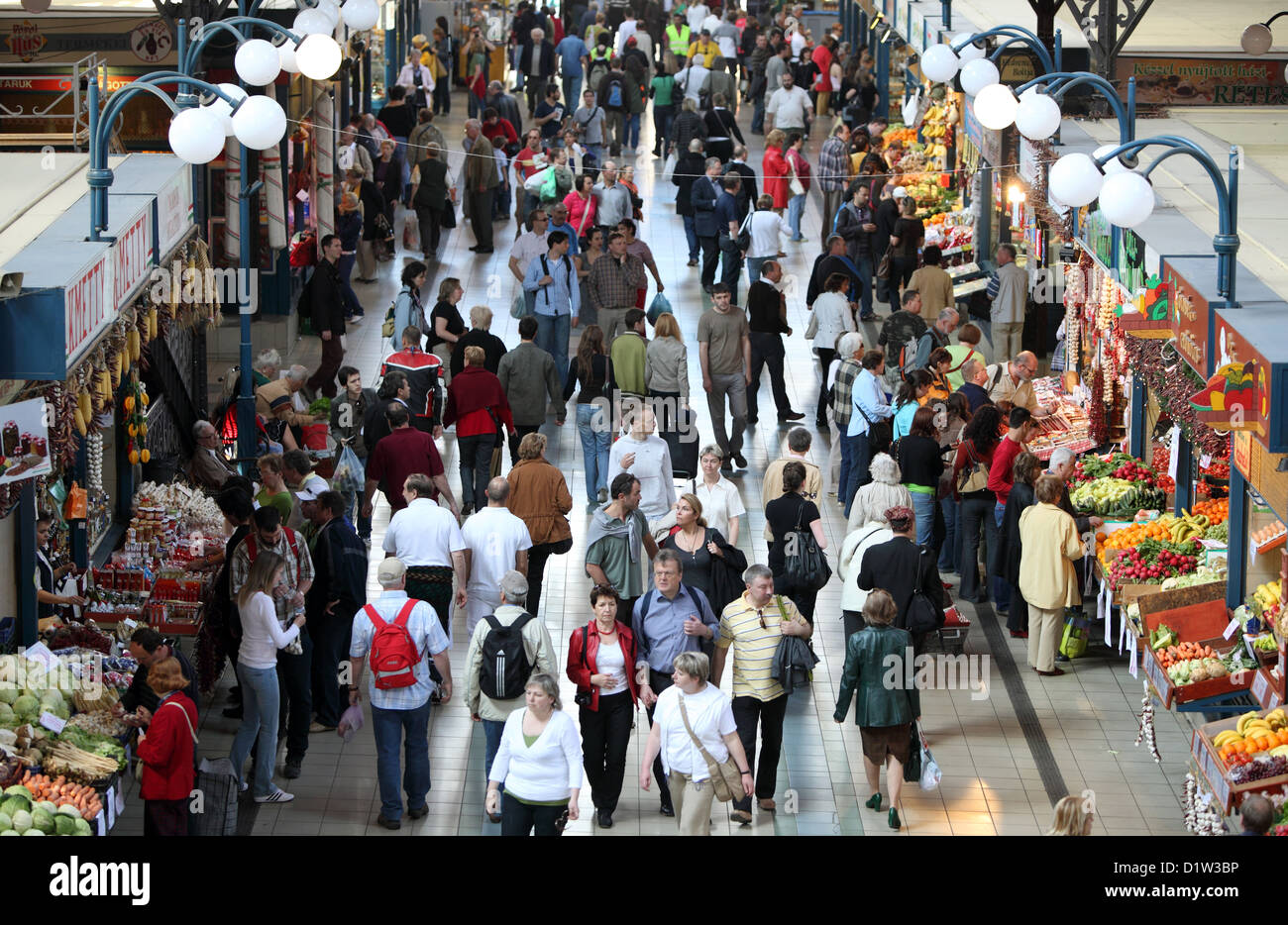 Budapest, Ungarn, Menschen in der Markthalle Nagy Vasarcsarnok Stockfoto