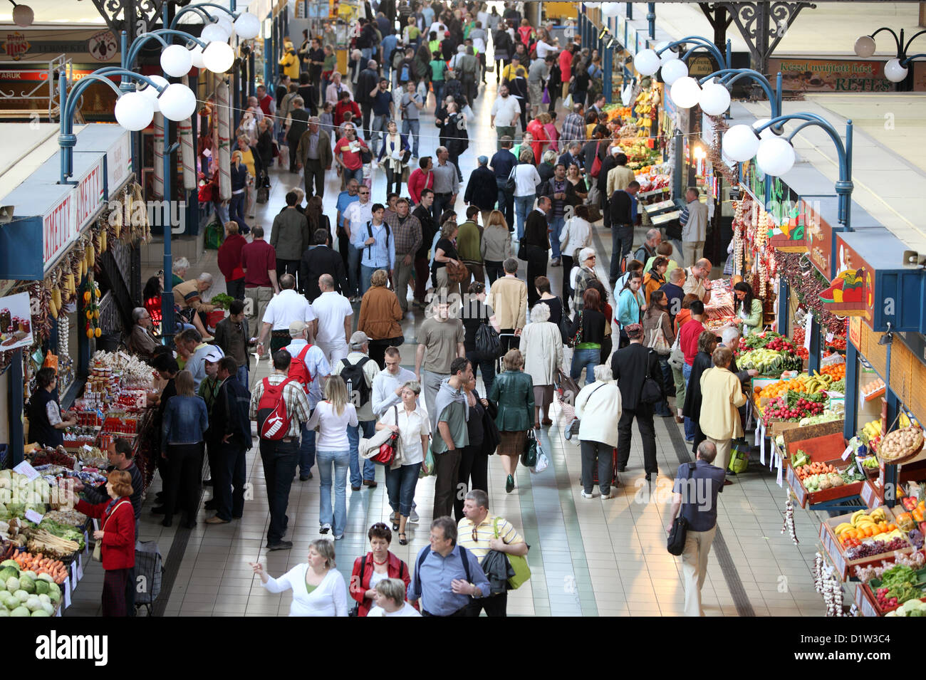 Budapest, Ungarn, Menschen in der Markthalle Nagy Vasarcsarnok Stockfoto