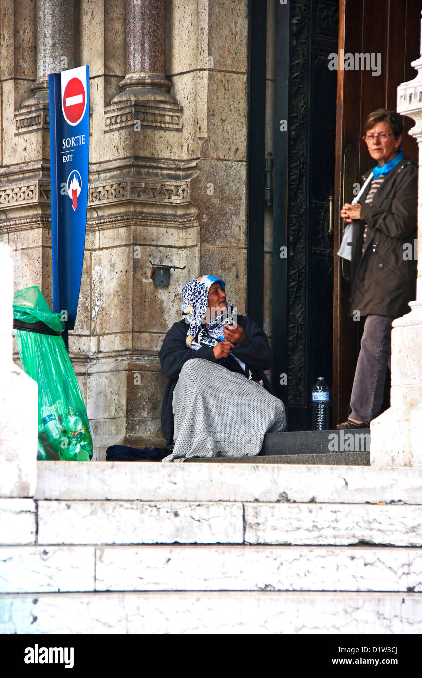 Muslimische Frau betteln von Touristen am Eingang zur Sacre Coeur Montmartre Paris Frankreich Europa Stockfoto