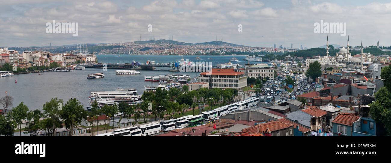 Panoramablick von Eminönü Platz, Galata-Brücke und neue Moschee, Istanbul, Türkei Stockfoto