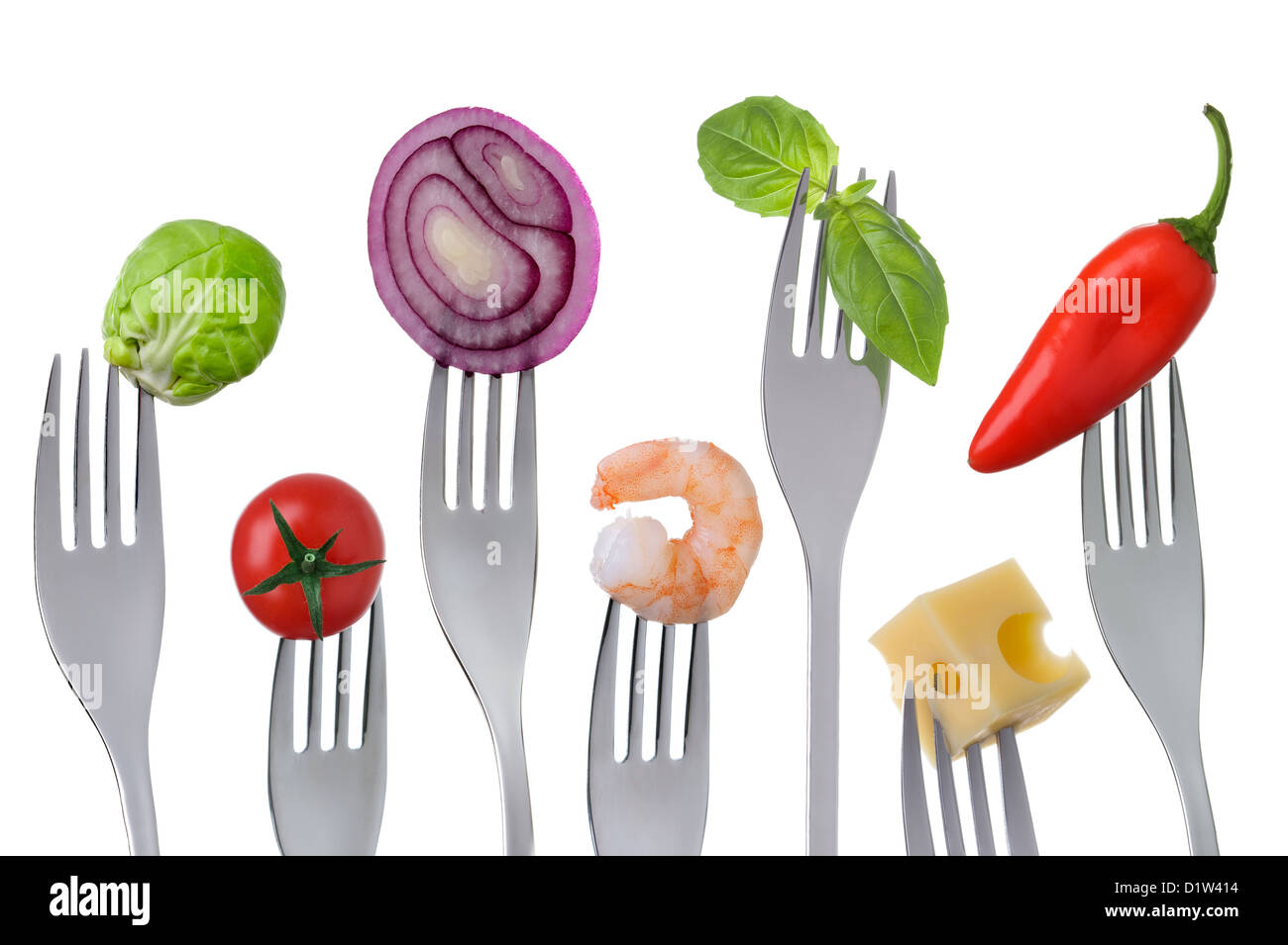 Frische natürliche gesunde Vollwertkost auf Gabeln isoliert auf weißem Hintergrund Stockfoto