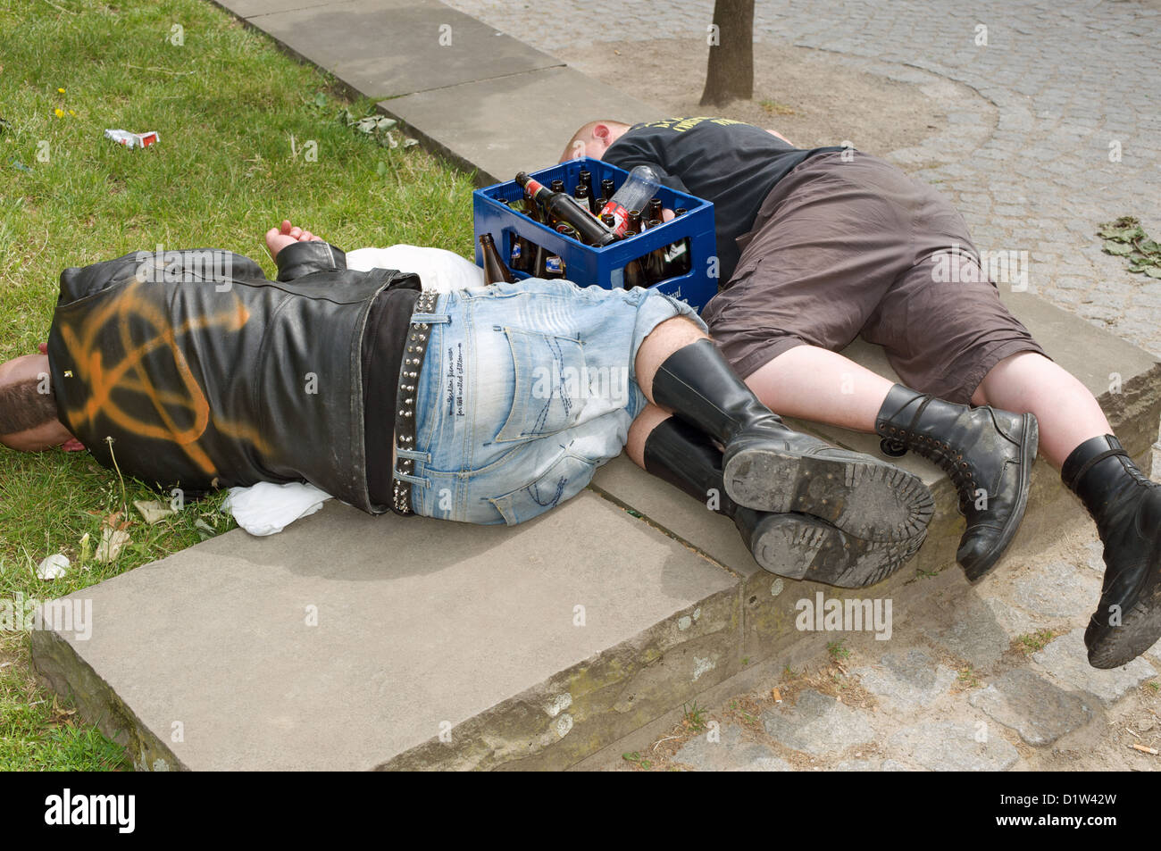 Punk-Rocker nach einem schweren Trinkgelage schlafen Stockfoto