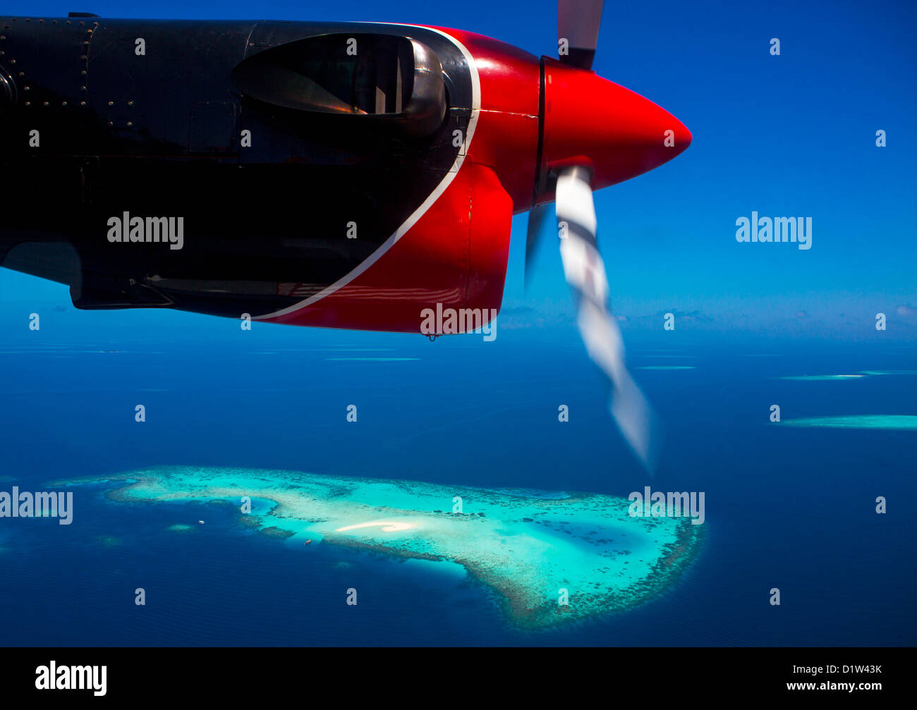 Maldivian Air Taxi Wasserflugzeug fliegen über ein Atoll, Male, Malediven Stockfoto