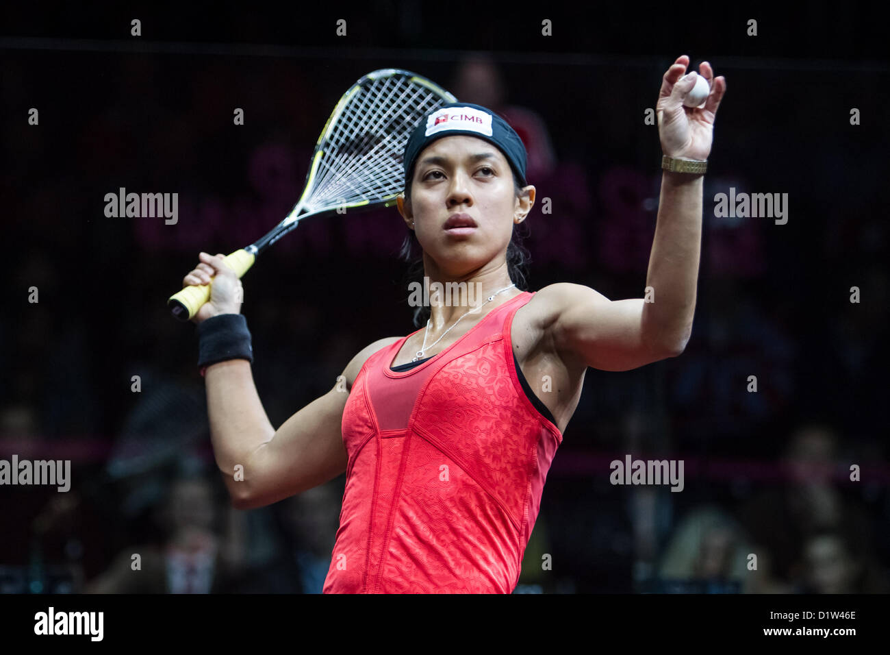 06.01.2013 London, England. Weltweit die Nummer 1 und der amtierende World Series champion Nicol David (Malaysia) in Aktion während der FVL PSA World Series Squash Finale vom Queens Club. Stockfoto