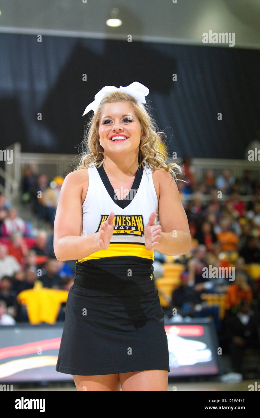 Kennesaw State Cheerleader Wurzel in ihrem Team bei Kennesaw State-83 / 75-Sieg über Rivalen Mercer.  Kennesaw, Georgia. USA. 5. Januar 2013.   NCAA Division I Atlantic Sun Conference Herren-College-Basketball. Stockfoto Kennesaw State Cheerleader Wurzel in ihrem Team bei Kennesaw State-83 / 75-Sieg über Rivalen Mercer.  Kennesaw, Georgia. USA. 5. Januar 2013.   NCAA Division I Atlantic Sun Conference Herren-College-Basketball. Stockfoto
