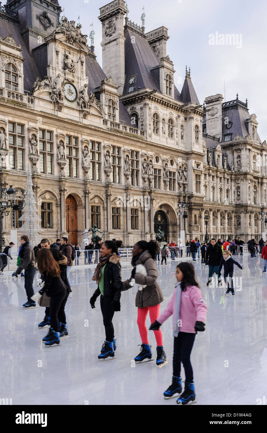 Paris, Frankreich. Junge Menschen Eislaufen vor dem Hôtel de Ville oder Paris Rathaus Stockfoto