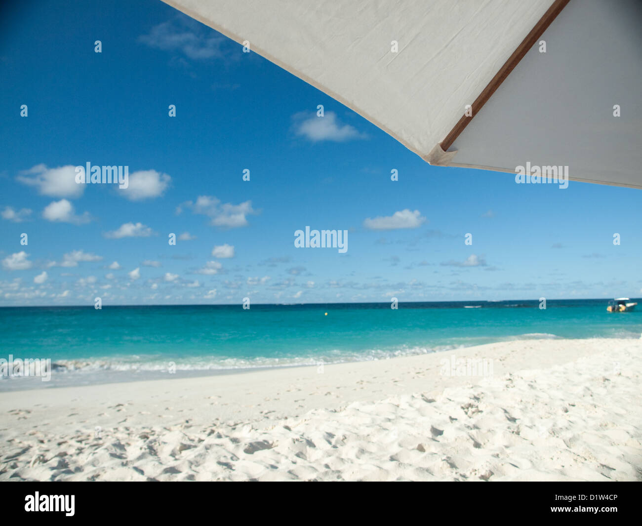 Shoal Bay Strand und Sonnenschirm, Anguilla, British West Indies Stockfoto