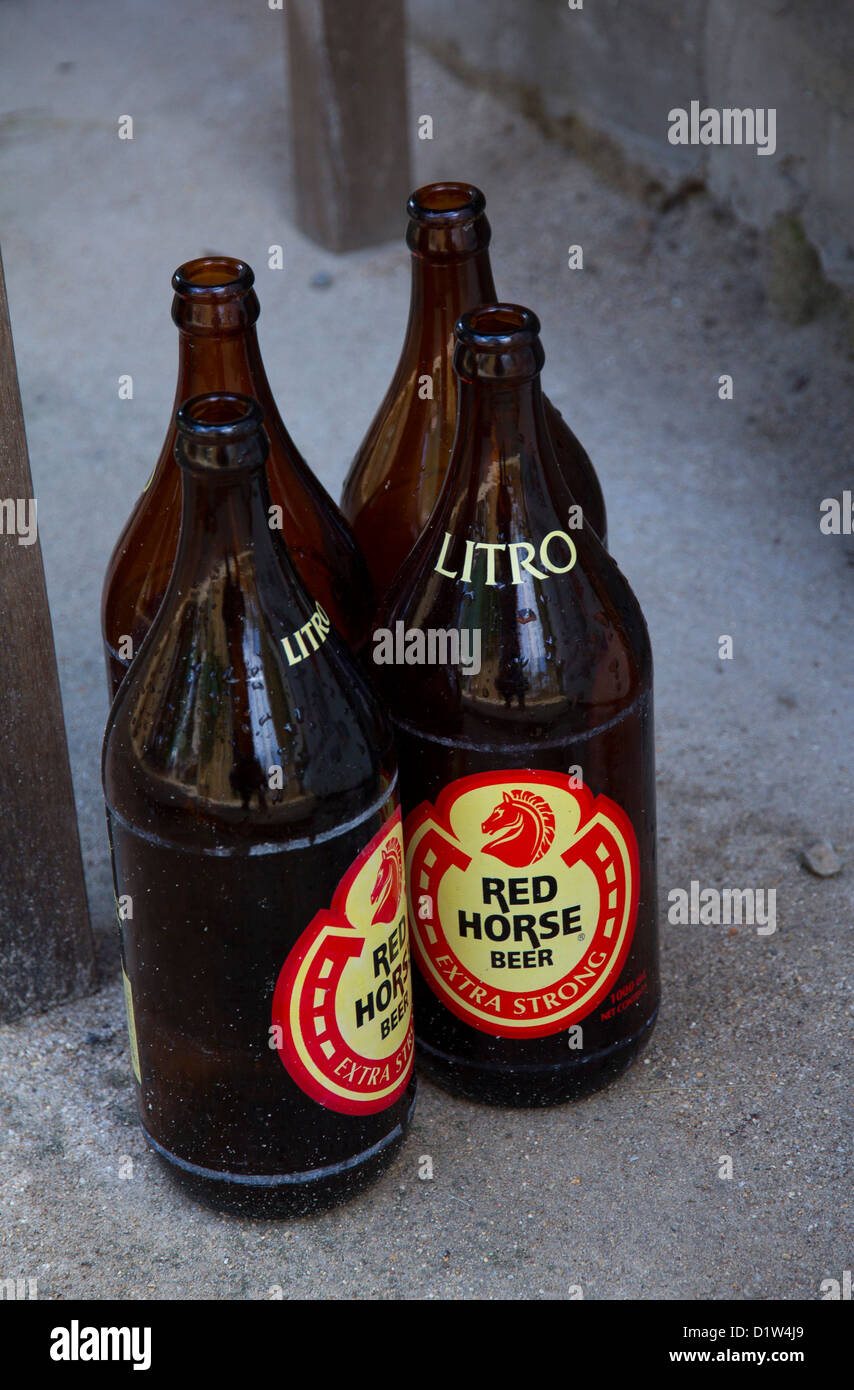 Leere Flaschen Red Horse, ein beliebtes und stark philippinischen lager Stockfoto