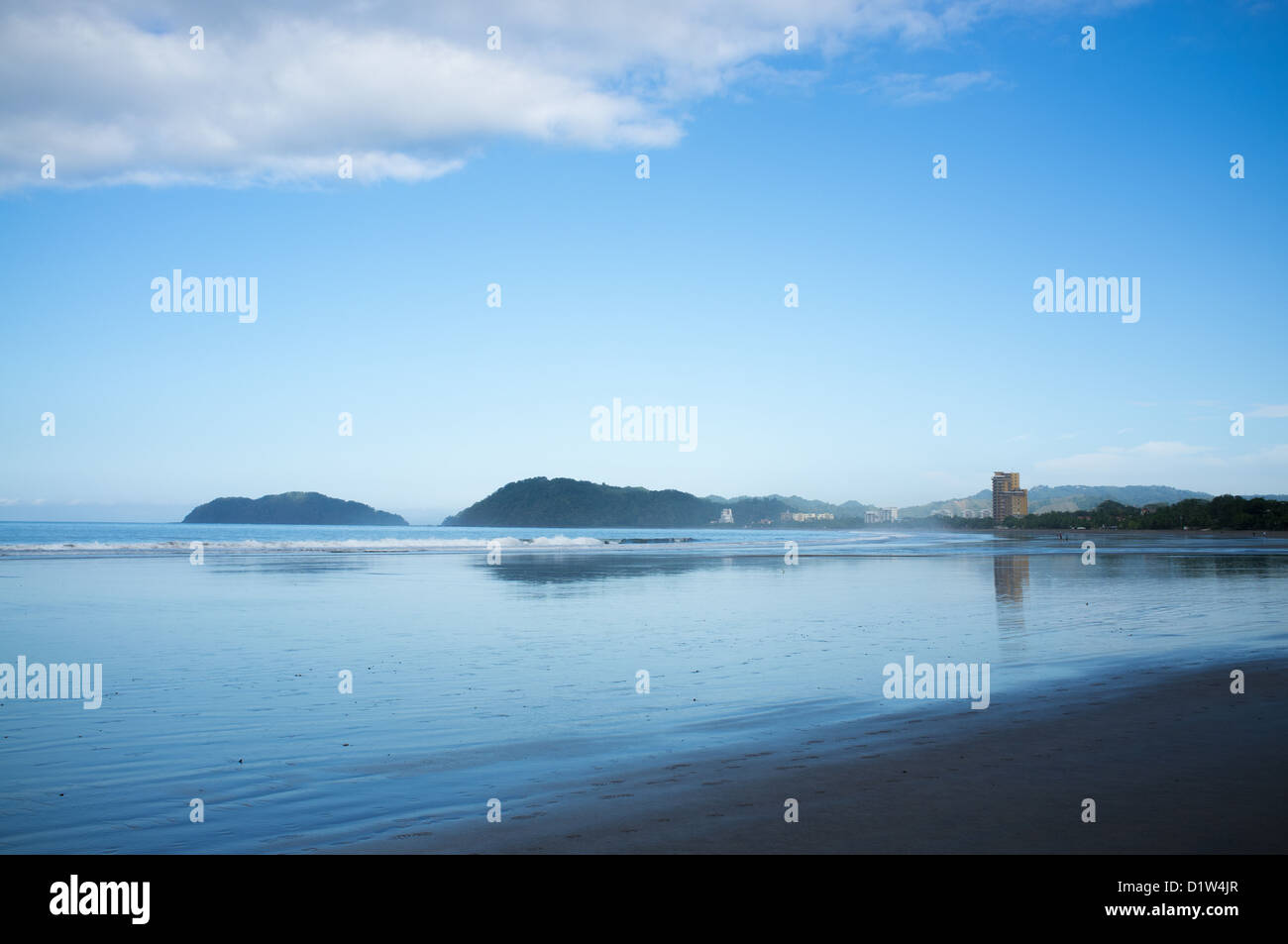 Jaco beach am frühen Morgen bei Flut Stockfoto
