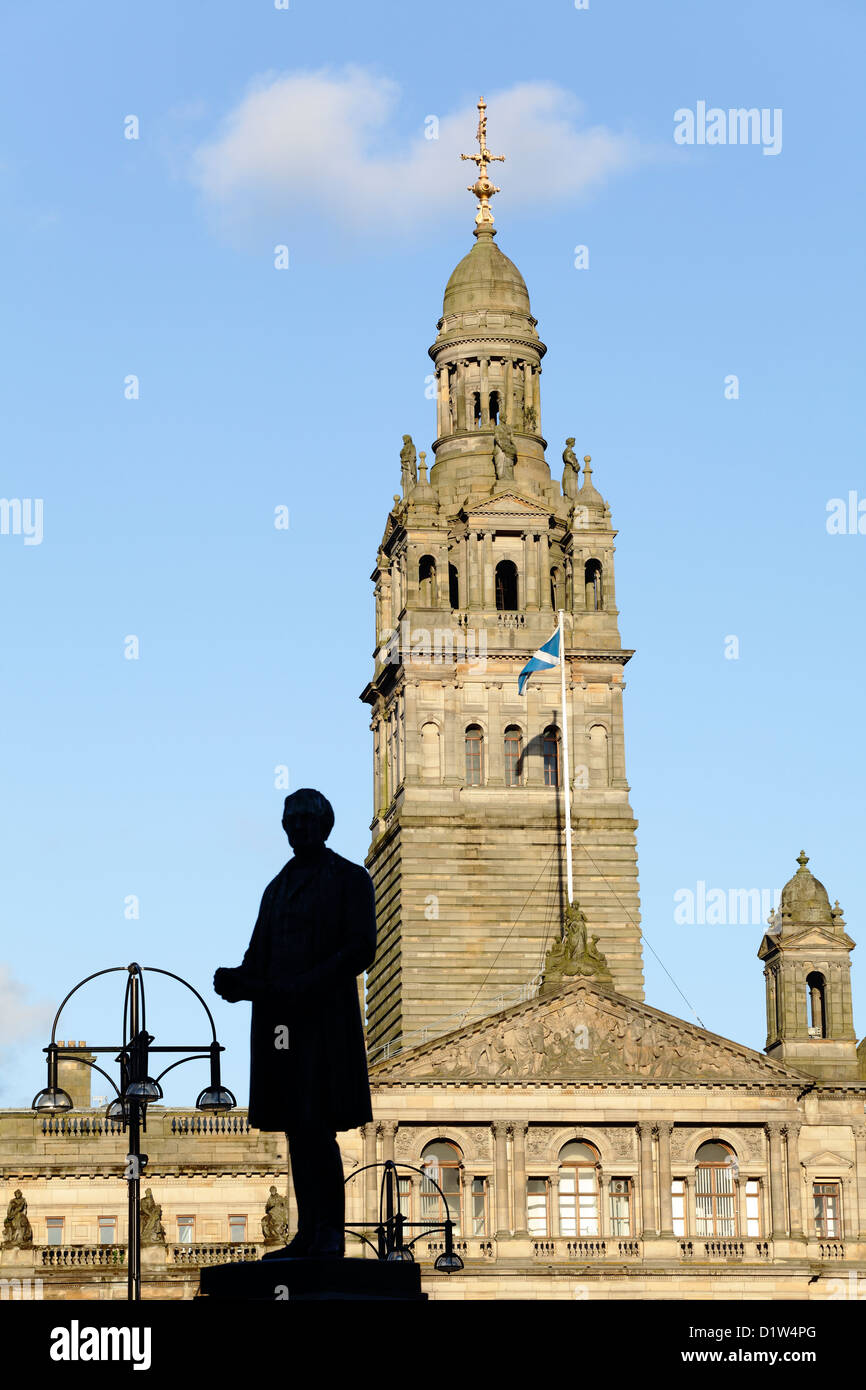 Glasgow City Chambers auf George Square mit einer Silhouette Statue in Vordergrund, Schottland, Großbritannien Stockfoto