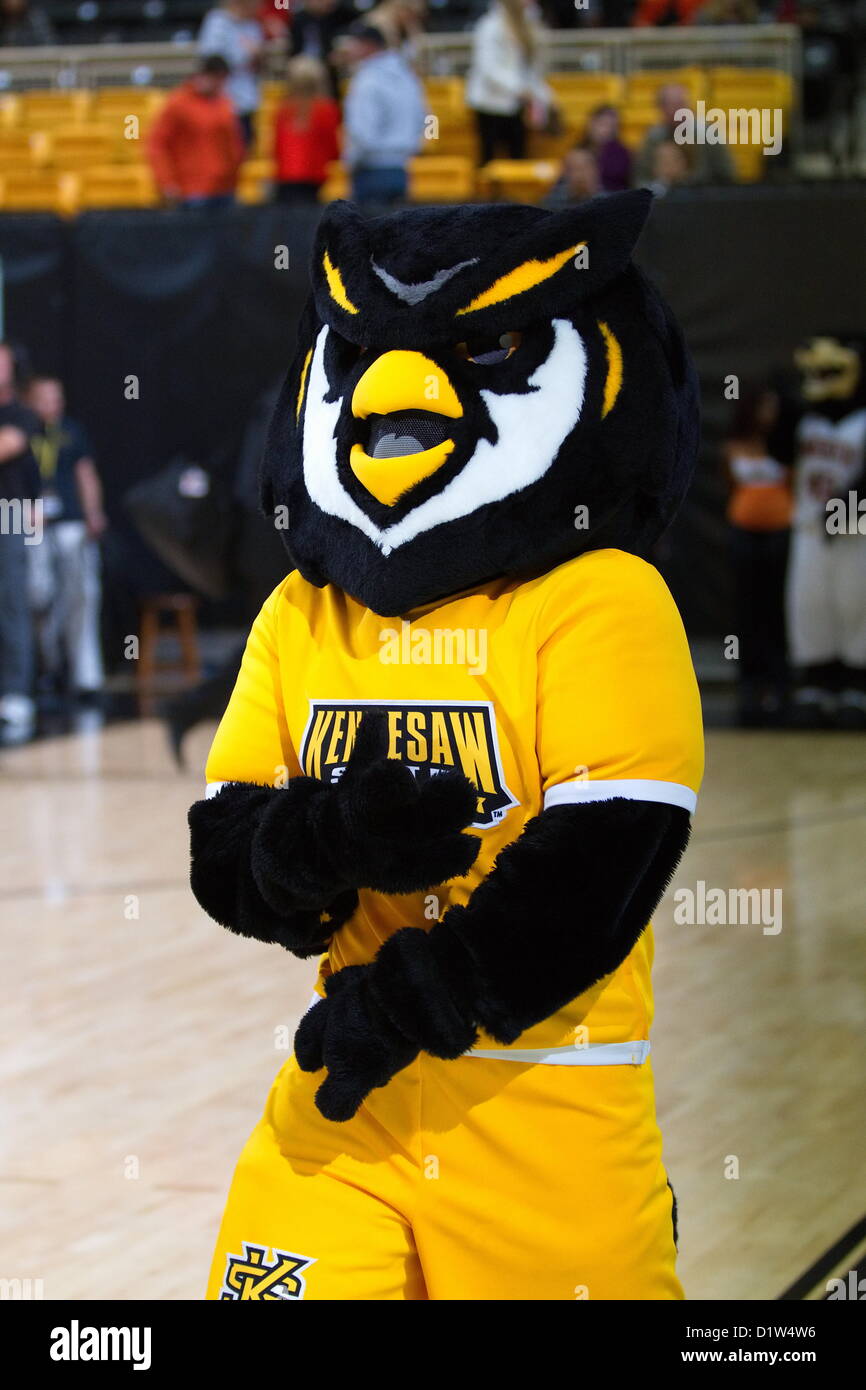 KSU-Maskottchen "Scrappy die Eule" bei Kennesaw State-83 / 75-Sieg über Rivalen Mercer.  Kennesaw, Georgia. USA. 5. Januar 2013.   NCAA Division I Atlantic Sun Conference Herren-College-Basketball. Stockfoto KSU-Maskottchen "Scrappy die Eule" bei Kennesaw State-83 / 75-Sieg über Rivalen Mercer.  Kennesaw, Georgia. USA. 5. Januar 2013.   NCAA Division I Atlantic Sun Conference Herren-College-Basketball. Stockfoto