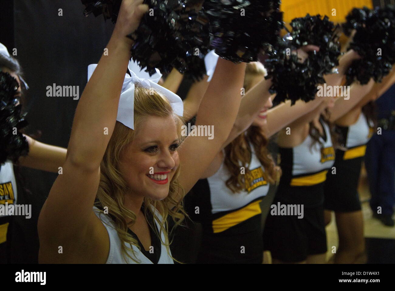 KSU Cheerleader Wurzel in ihrem Team während Mercer ist 71 46 Sieg über Kennesaw State.  Kennesaw, Georgia. USA. 5. Januar 2013.   NCAA Division I Atlantic Sun Conference Frauen-College-Basketball. Stockfoto