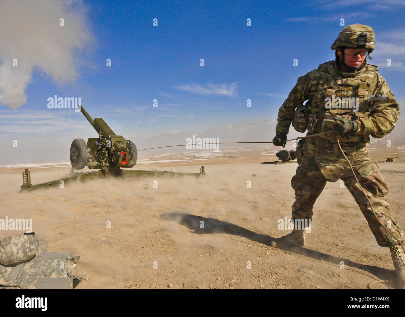 Chief Warrant Officer 2 Michael Lennon, zugeordnet zu NATO Training Mission-Afghanistan am Camp Eggers, Kabul, zieht das Verbindungsmittel eine d-30 Haubitze während einer Prüfungen Evolution in Kabul Military Training Center (Ausbildungszentrum) in Kabul, Afghanistan, Jan. 6.2013 Abfeuern von d-30 Haubitze ist der letzte Test nach seiner Sanierung von Afghanistans zentrale Arbeit Shop (CWS). (U.S. Navy Photo by Massenkommunikation Spezialist 2. Klasse (SW/AW) Kleynia R. McKnight) Stockfoto