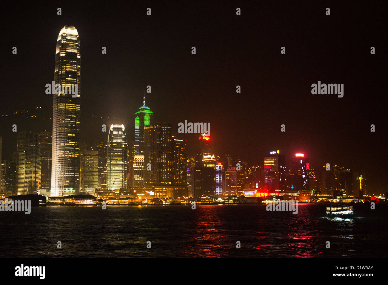 die Skyline der Stadt Victoria Harbour in der Nacht, Hong Kong, China. Stockfoto