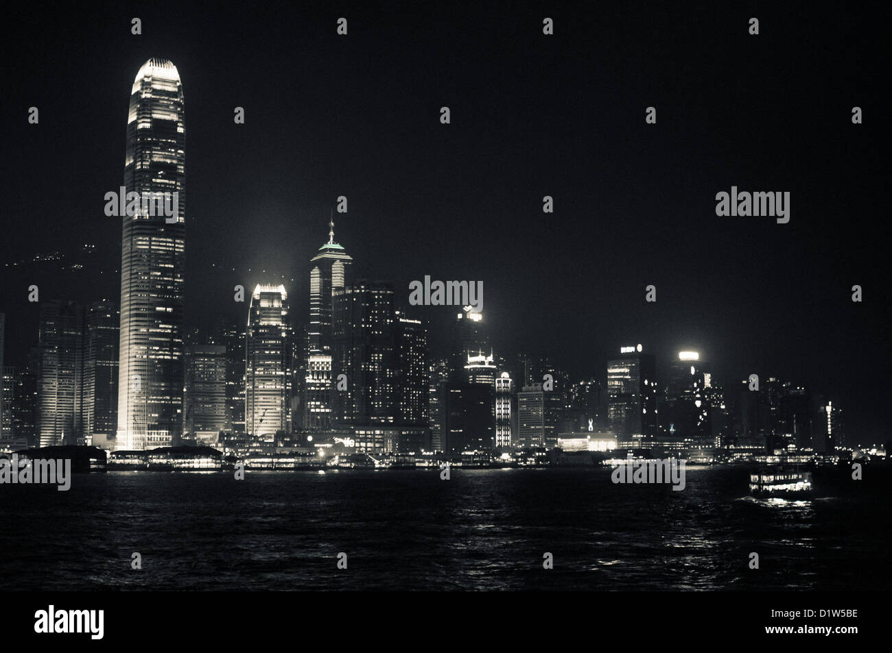die Skyline der Stadt Victoria Harbour in der Nacht, Hong Kong, China. Stockfoto