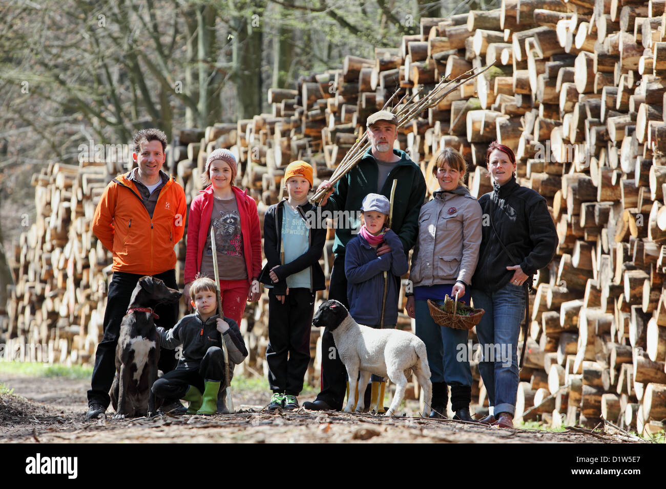 Neu Kätwin, Deutschland, zwei Familien sind konfrontiert mit einem Haufen von Holz im Wald Stockfoto