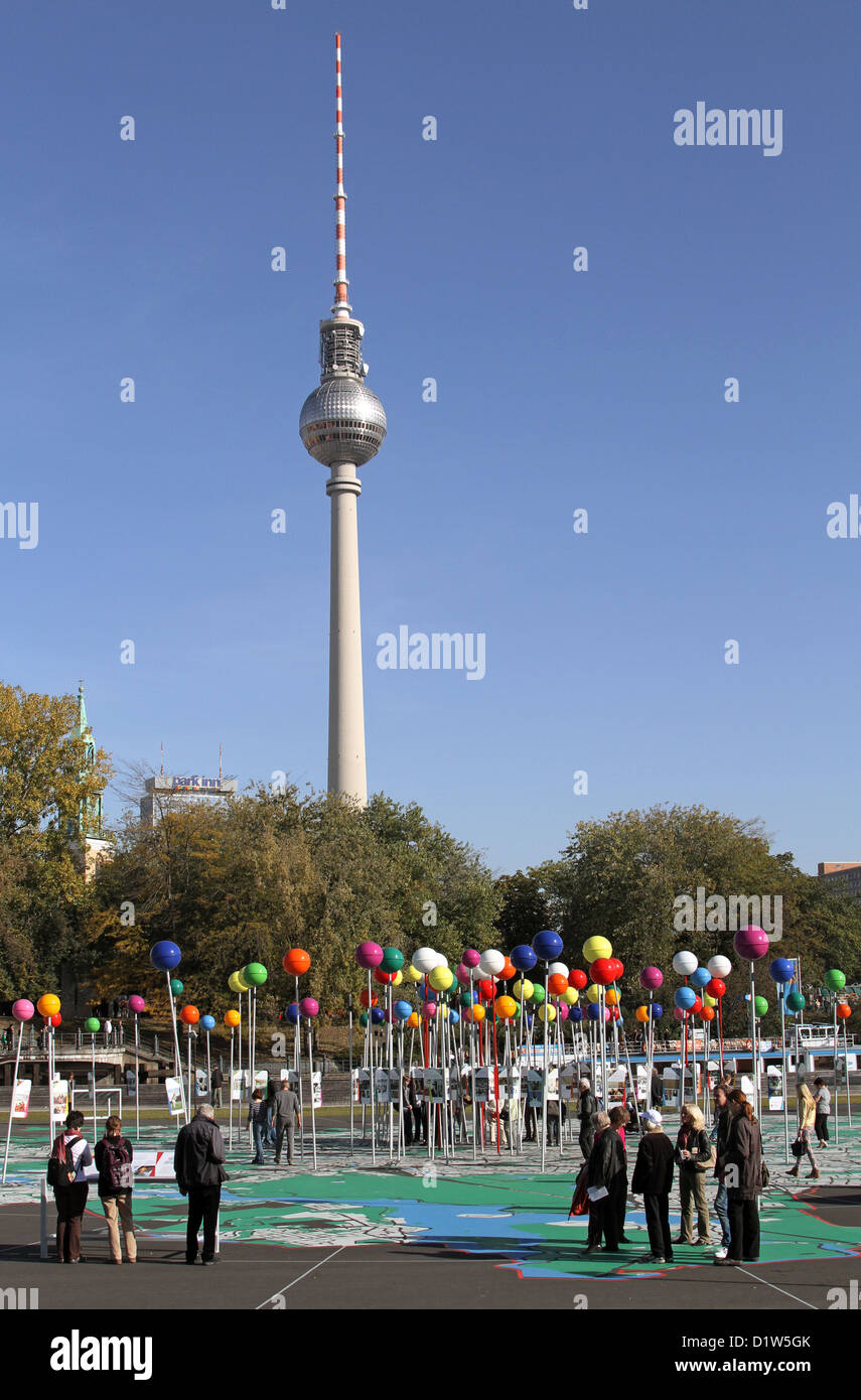 Berlin, Deutschland, Berliner Fernsehturm und die Open-Air-Ausstellung-Stadt der Vielfalt am Schlossplatz Stockfoto