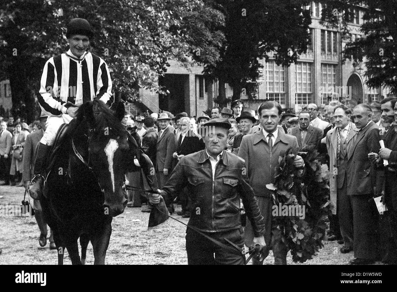 Hoppegarten, DDR, mit Paul Marino Krug nach dem Sieg im großen Preis der Deutschen Demokratischen Republik Stockfoto