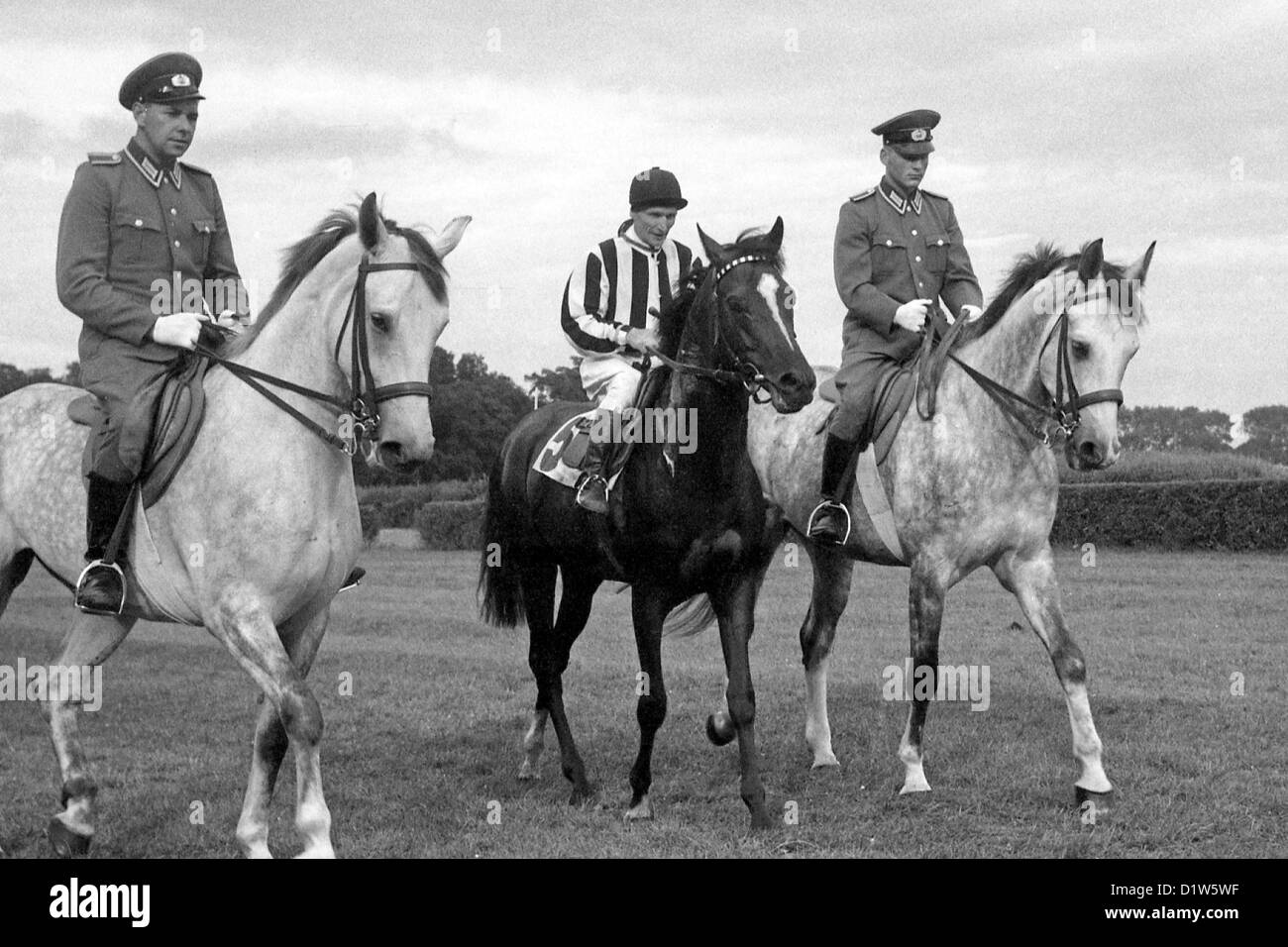 Hoppegarten, DDR, mit Paul Marino Krug nach dem Sieg im großen Preis der Deutschen Demokratischen Republik Stockfoto
