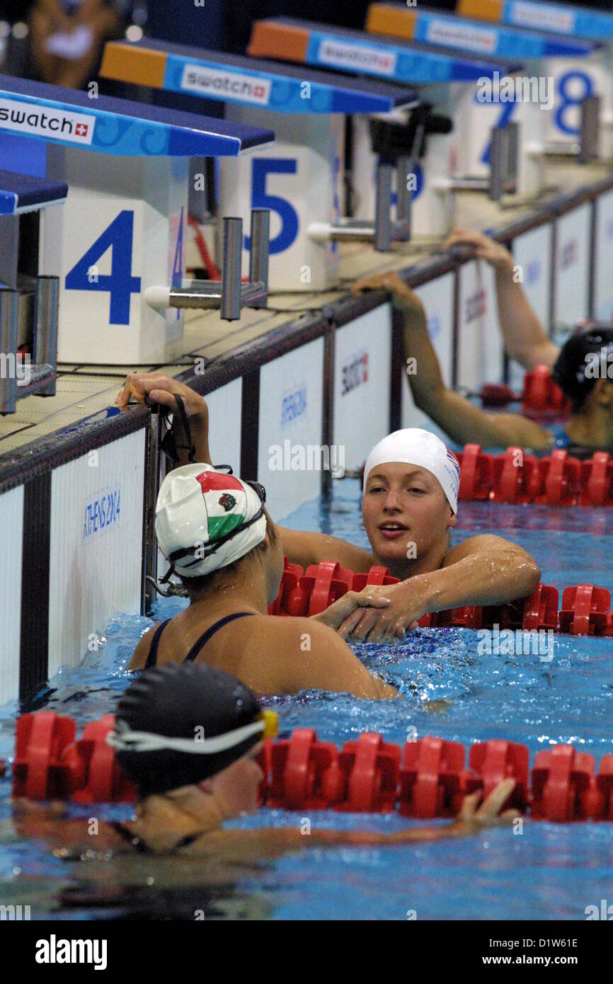 Britische Schwimmerin Liz Johnson gratuliert den Gewinner Paralympischen Spielen 2004 in Athen Stockfoto