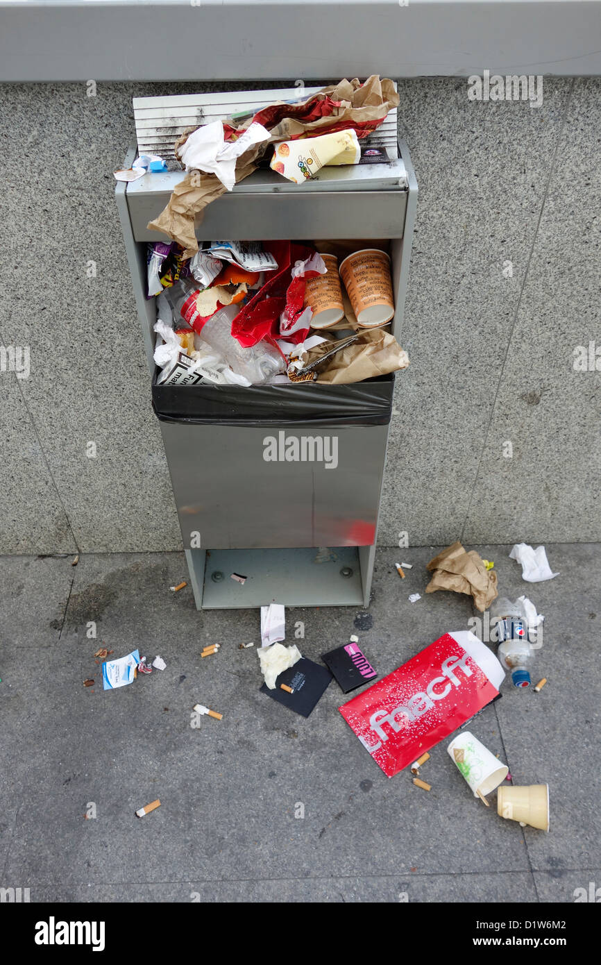 Müll Straße verschmutzt überfüllten überquellenden Papierkorb Rubbage Abfallverwertung Stockfoto