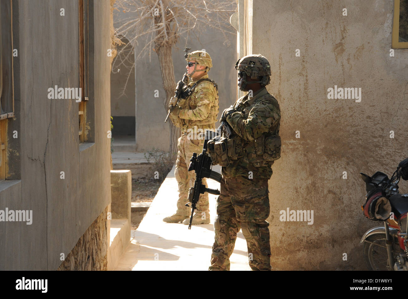 US Army Staff Sgt. Roderick Cooper, in der Nähe, und Spc. Michael Landers, weit, Sicherheit Kraft Teammitglieder für Provincial Reconstruction Team (PRT) Farah, bieten Sicherheit als ein Schlüssel Führer Engagement endet in Farah Stadt, Jan. 6.  Das Treffen war mit dem provinziellen Direktor des Handel und Industrie war eine Gelegenheit für das FHM zu diskutieren, Initiativen in der Provinz um wirtschaftliches Wachstum und Entwicklung zu fördern.  PRT Farah widmet sich trainieren, beraten und unterstützen afghanische Staats-und Regierungschefs bei den Stadtwerken, Bezirks und Landesebene in Farah Provinz Afghanistans.  Ihre zivile Militär-team Stockfoto