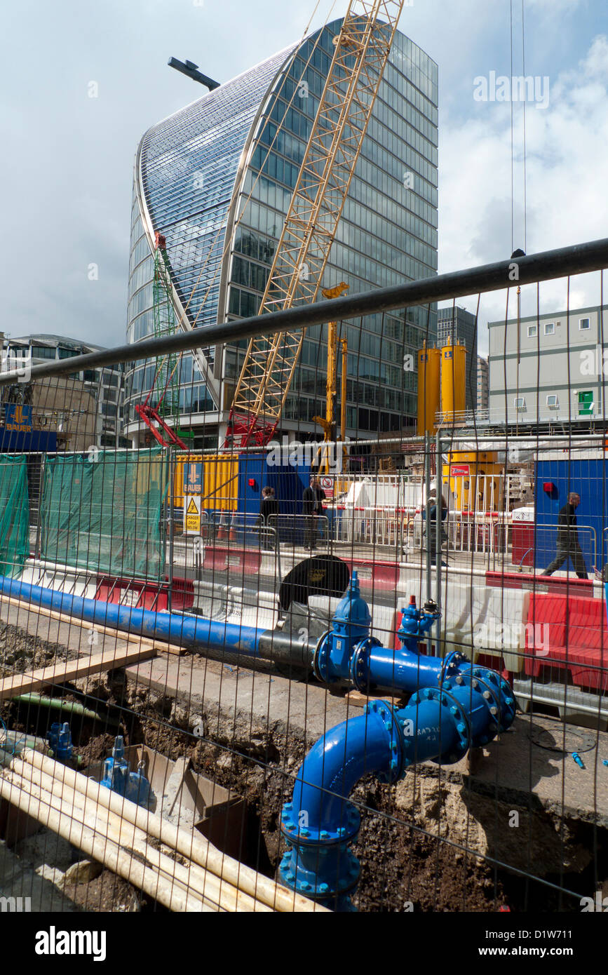 Ein Blick auf blaue Wasserleitung und Kran auf Crossrail Baustelleninfrastruktur in der Nähe von Moor House in Moorgate London England UK KATHY DEWITT Stockfoto